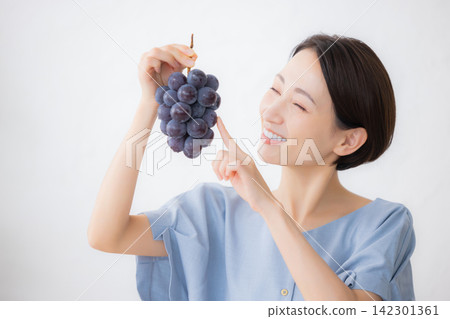 一位女子手捧巨峰葡萄 142301361