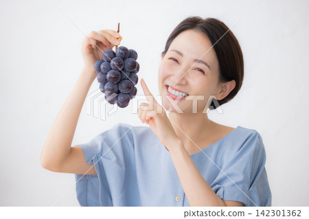 一位女子手捧巨峰葡萄 142301362
