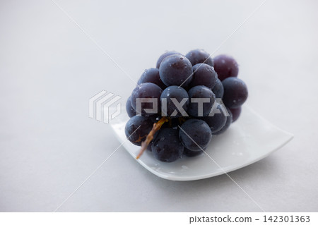 盤子裡美味的葡萄 142301363