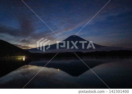【靜岡縣】黎明時分從狸湖眺望富士山 【靜岡縣】黎明時分從狸湖眺望富士山 142301400