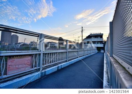 Shirokane Sandobashi Bridge in Shinagawa, Tokyo, famous as a filming location for TV dramas. Shirokane Sandobashi Bridge in Shinagawa, Tokyo, famous as a filming location for TV dramas. 142301564