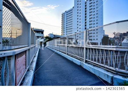 位於東京品川區的白金三道橋,因是電視劇的拍攝地而聞名。 位於東京品川區的白金三道橋,因是電視劇的拍攝地而聞名。 142301565