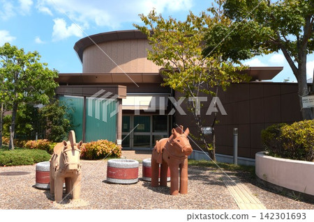 高槻市今城塚古代歷史博物館:建築外觀,今城塚古堀(古代墓葬) 高槻市今城塚古代歷史博物館:建築外觀,今城塚古堀(古代墓葬) 142301693