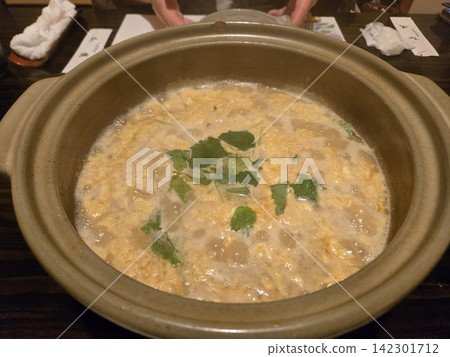 享用完美味的安康魚火鍋後,再來一碗粥:這是為這頓美味的火鍋大餐畫上完美句號的最佳方式。 享用完美味的安康魚火鍋後,再來一碗粥:這是為這頓美味的火鍋大餐畫上完美句號的最佳方式。 142301712