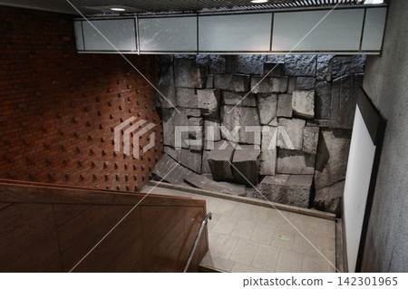 正在重建的岩波神保町大樓和地鐵入口。 正在重建的岩波神保町大樓和地鐵入口。 142301965