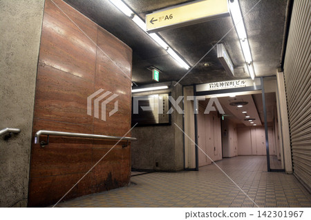 正在重建的岩波神保町大樓和地鐵入口。 正在重建的岩波神保町大樓和地鐵入口。 142301967