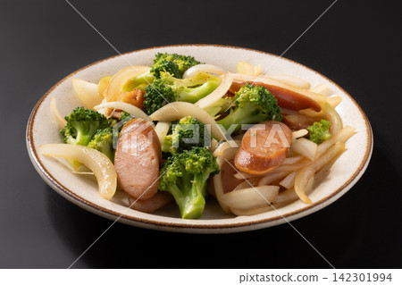 香腸、青花菜、洋蔥,加鹽翻炒。 香腸、青花菜、洋蔥,加鹽翻炒。 142301994