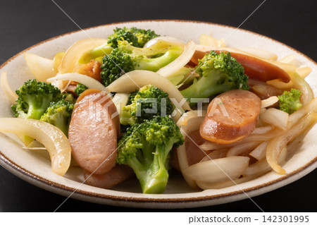 香腸、青花菜、洋蔥,加鹽翻炒。 香腸、青花菜、洋蔥,加鹽翻炒。 142301995