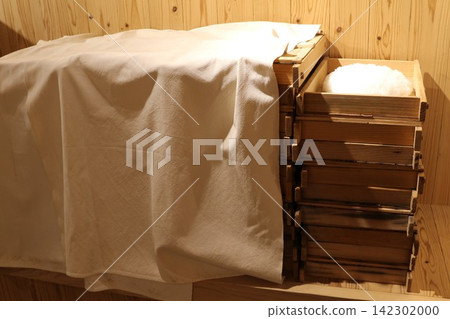 Steamed rice used in sake brewing at sake breweries. Steamed rice used in sake brewing at sake breweries. 142302000