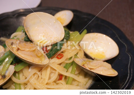 Clam and komatsuna (Japanese mustard spinach) peperoncino Clam and komatsuna (Japanese mustard spinach) peperoncino 142302019
