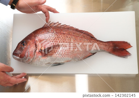 把鯛魚分開 把鯛魚分開 142302145