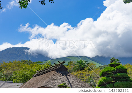 傳統茅草屋頂可俯瞰夏季的雲海和青山。 傳統茅草屋頂可俯瞰夏季的雲海和青山。 142302351