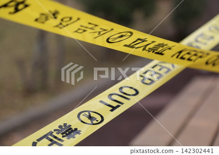 照片顯示，黃色「禁止入內」警戒線以交叉圖案覆蓋著一片區域。 142302441
