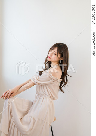 Elegant women's off-shoulder dress fashion Elegant women's off-shoulder dress fashion 142303001