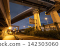 千葉縣市川市高架鐵路交叉口及下方區域的夜景。 142303060