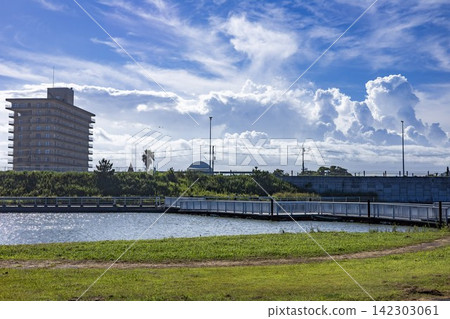 千葉縣白子町的水邊風景，藍天白雲，高聳的積雨雲（橫幅構圖）。 142303061