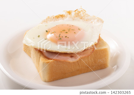 Fried egg, ham, toast Fried egg, ham, toast 142303265