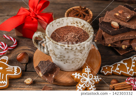 Christmas Hot Chocolate with Gingerbread Cookies Christmas Hot Chocolate with Gingerbread Cookies 142303332