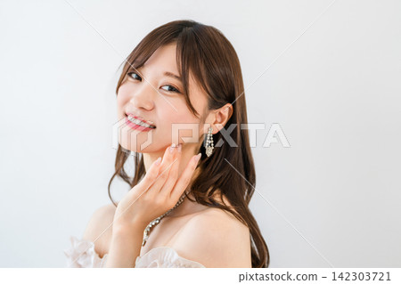 Elegant women's earrings, necklaces, and jewelry fashion Elegant women's earrings, necklaces, and jewelry fashion 142303721
