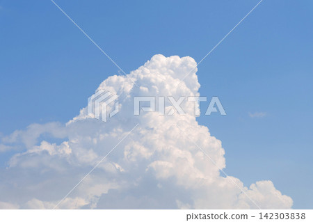 夏天的藍天白雲 142303838