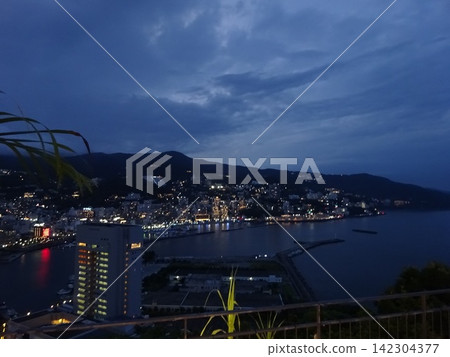 熱海的夜景和美麗的夜景 熱海的夜景和美麗的夜景 142304377