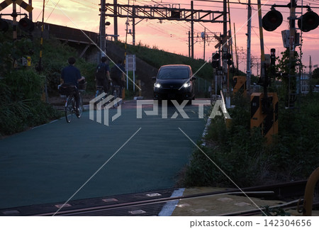 黃昏時分鐵路道口的車輛 黃昏時分鐵路道口的車輛 142304656