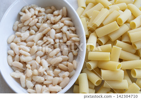 Raw pasta and white beans ingredients Raw pasta and white beans ingredients 142304710