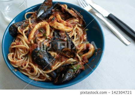 Seafood Spaghetti Mussels Squid Bowl Seafood Spaghetti Mussels Squid Bowl 142304721