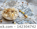 Roasted onion slice with breadcrumbs 142304742