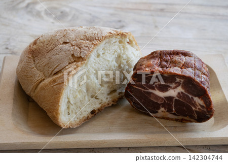 rustic bread cured meat capocollo wooden board 142304744