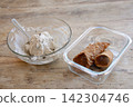 Sicilian cannoli cream preparation on wood 142304746