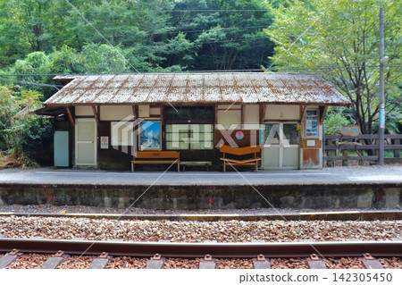 坪尻站的車站大樓,該站是JR四國道山線上的一個偏遠車站(位於德島縣三好市)。 坪尻站的車站大樓,該站是JR四國道山線上的一個偏遠車站(位於德島縣三好市)。 142305450
