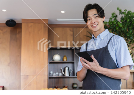 咖啡廳男職員 142305940