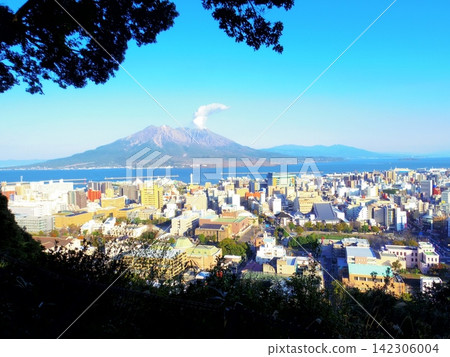 從城山公園看到的櫻島火山(鹿兒島縣鹿兒島市) 從城山公園看到的櫻島火山(鹿兒島縣鹿兒島市) 142306004