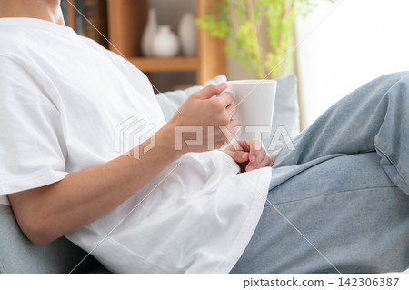 一位年輕男子在家喝咖啡 142306387
