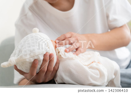 一位年輕的父親在家中撫養孩子 142306410
