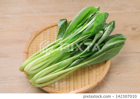 材料:小松菜(日本芥菜),一種綠黃相間的蔬菜。 材料:小松菜(日本芥菜),一種綠黃相間的蔬菜。 142307010