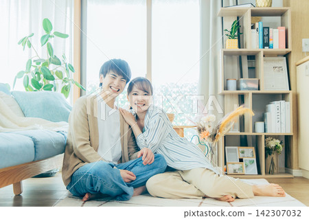 夫婦在客廳裡 142307032