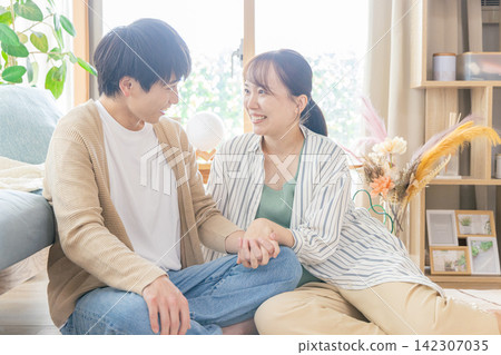 夫婦在客廳裡 142307035