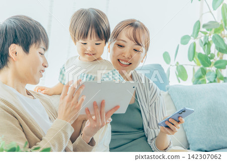 看著平板電腦的家庭 142307062