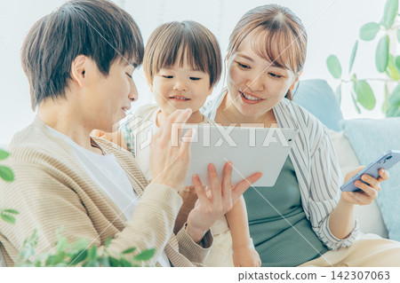 看著平板電腦的家庭 142307063