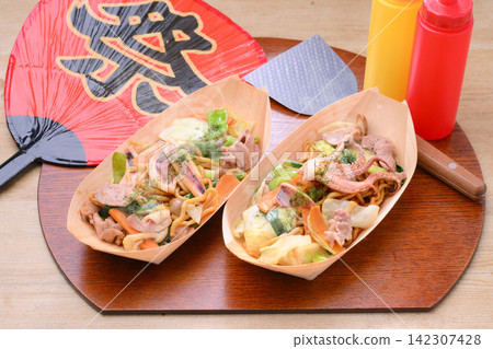Note: The steam is artificially created. Festival stall-style yakisoba with special sauce. Note: The steam is artificially created. Festival stall-style yakisoba with special sauce. 142307428