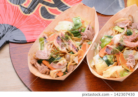 Note: The steam is artificially created. Festival stall-style yakisoba with special sauce. Note: The steam is artificially created. Festival stall-style yakisoba with special sauce. 142307430