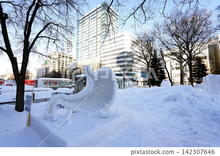 這是札幌冰雪節大通公園舉辦場地的場景。 這是札幌冰雪節大通公園舉辦場地的場景。 142307646