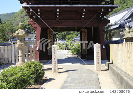 The bell tower gate of Dainichi-ji Temple, the fourth temple on the Shikoku Pilgrimage, stands quietly on a gentle mountain slope. The bell tower gate of Dainichi-ji Temple, the fourth temple on the Shikoku Pilgrimage, stands quietly on a gentle mountain slope. 142308076