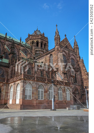Strasbourg Cathedral and water reflections on the square Strasbourg Cathedral and water reflections on the square 142308562