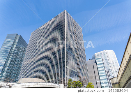 大阪站前4號大樓(大阪站前樓)與谷町線東梅田站直接相連。商業綜合用途建築(辦公大樓),位於大阪市北區梅田。 大阪站前4號大樓(大阪站前樓)與谷町線東梅田站直接相連。商業綜合用途建築(辦公大樓),位於大阪市北區梅田。 142308694
