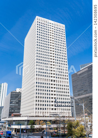 大阪站前3號（大阪站前樓），與JR東西線北新地站直接相連。商業綜合用途建築（辦公大樓），位於大阪市北區梅田。 142308695