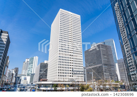 大阪站前3號(大阪站前樓),與JR東西線北新地站直接相連。商業綜合用途建築(辦公大樓),位於大阪市北區梅田。 大阪站前3號(大阪站前樓),與JR東西線北新地站直接相連。商業綜合用途建築(辦公大樓),位於大阪市北區梅田。 142308696