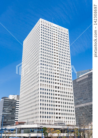大阪站前3號（大阪站前樓），與JR東西線北新地站直接相連。商業綜合用途建築（辦公大樓），位於大阪市北區梅田。 142308697